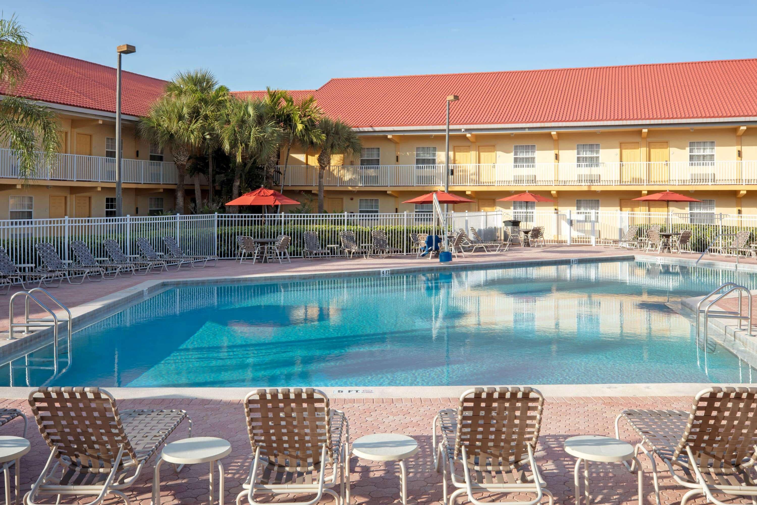 La Quinta Inn By Wyndham Cocoa Beach-Port Canaveral Exterior photo