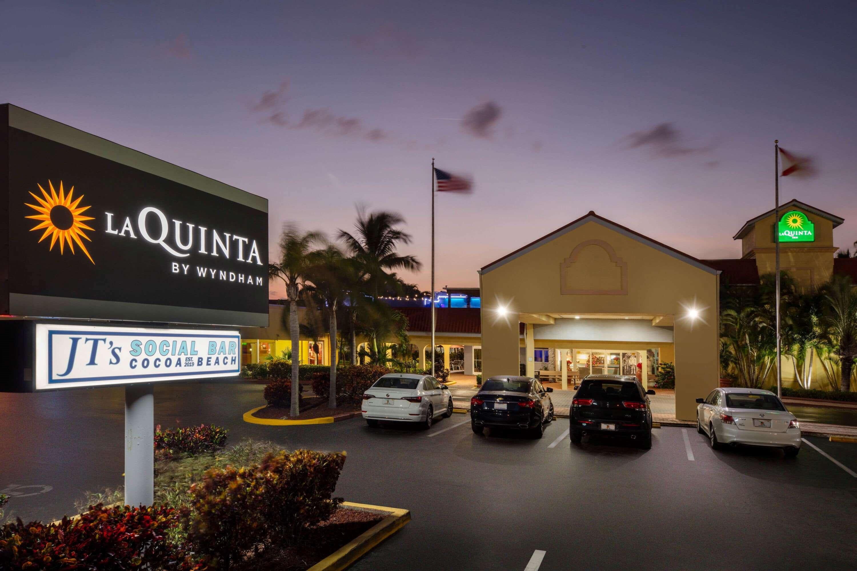 La Quinta Inn By Wyndham Cocoa Beach-Port Canaveral Exterior photo