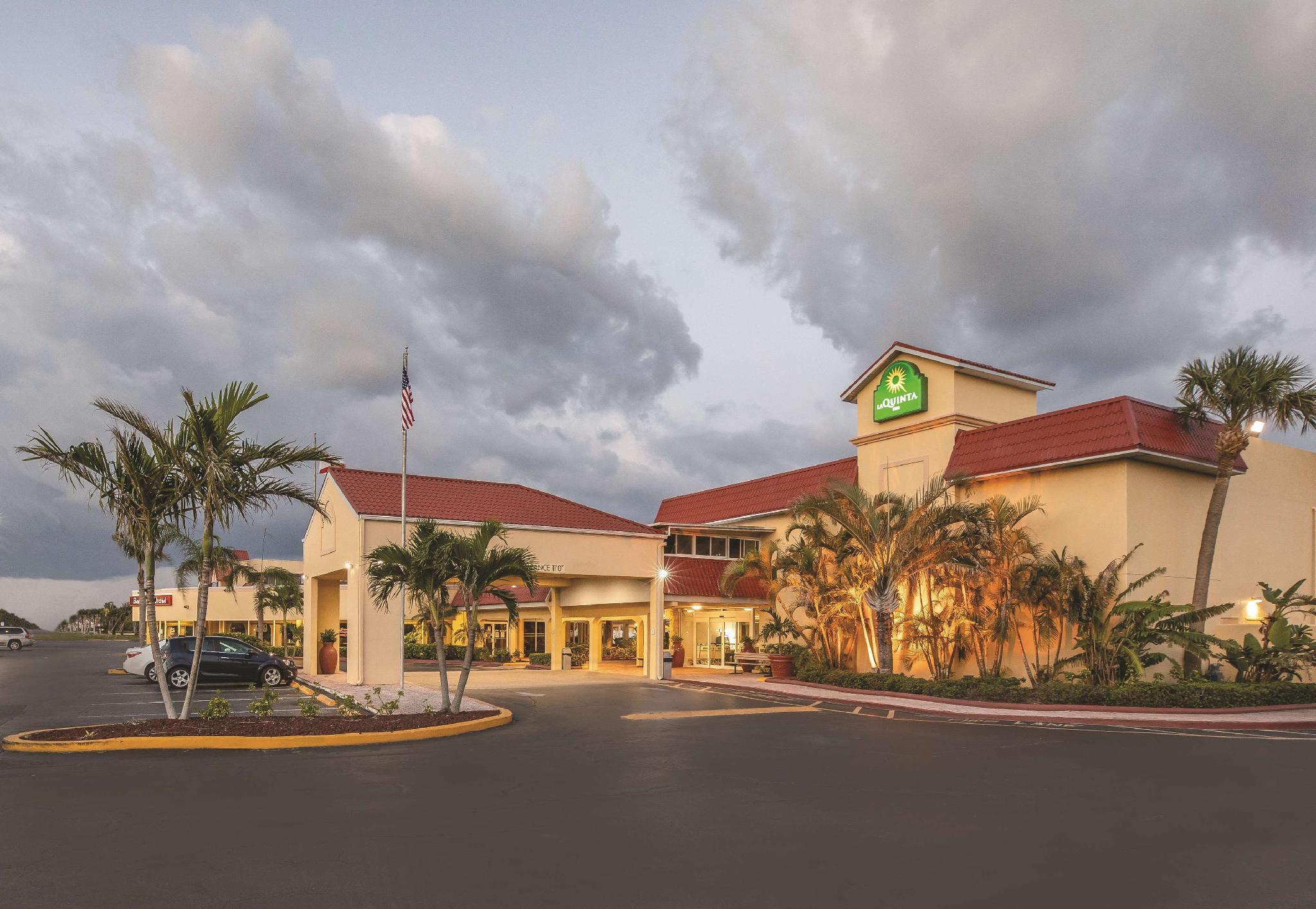 La Quinta Inn By Wyndham Cocoa Beach-Port Canaveral Exterior photo