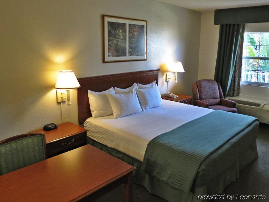 La Quinta Inn By Wyndham Cocoa Beach-Port Canaveral Room photo